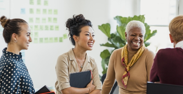 thumbnail-multiple-group-of-women-smiling-and-chatting