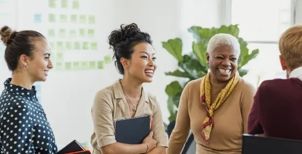 thumbnail-multiple-group-of-women-smiling-and-chatting